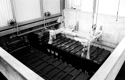 [Container in der Verladestation]