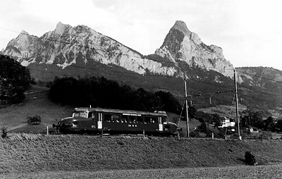 [«Roter Pfeil» im September vor den Mythen in Schwyz]