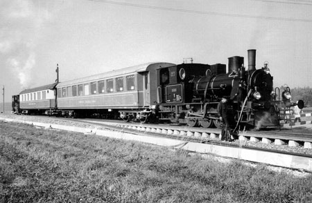 [Dampfextrazug mit E 3/3 Nr. 1 und Nr. 2 auf der Neubaustrecke]