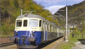 [OeBB Triebwagen bei Giornico auf der Fahrt nach Luino]