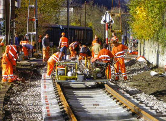 [Gleiseinbau beim Bahnübergang Klus]