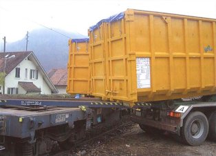 [Die mit Holzschnitzel beladenen Container werden im Freiverladeplatz in Baisthal auf den Bahnwagen geschoben.]