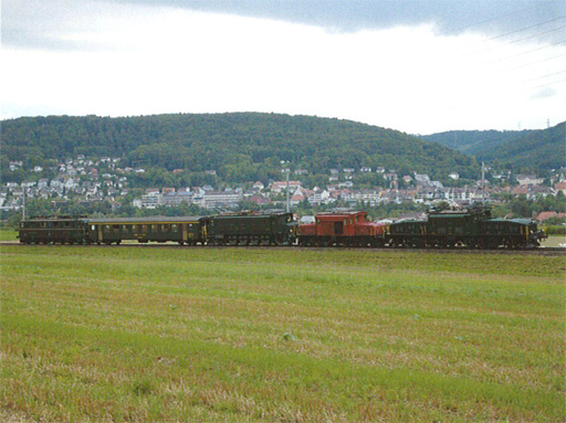 [De 6/6 unterwegs nach Koblenz mit weiterem historischem Rollmaterial]