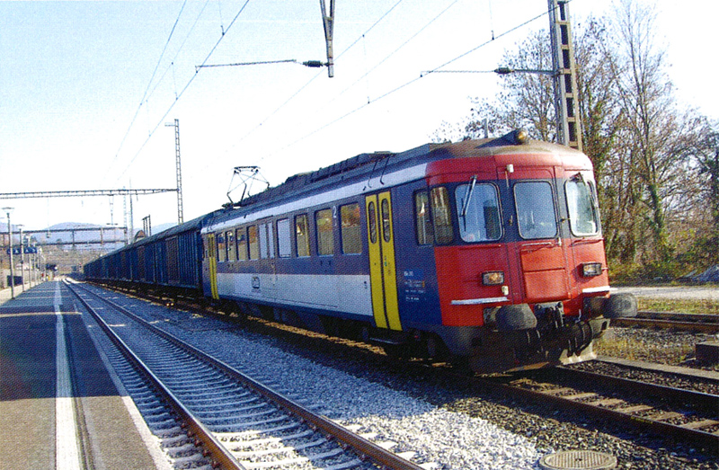 [RBE540 Nr. 205 führt 10 P-Wagen nach Kaiseraugst zum verschrotten.]