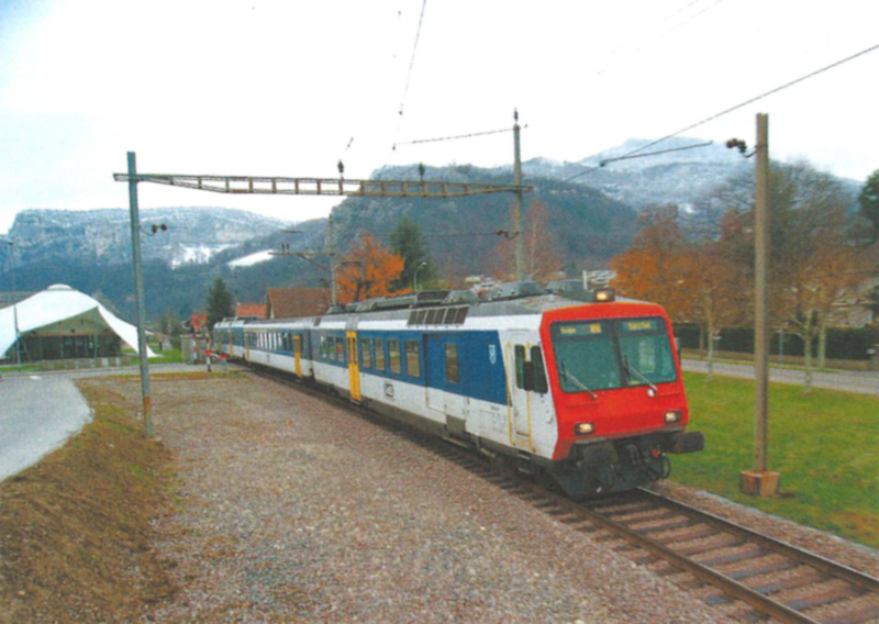 [3-teiliger NPZ-Pendel auf dem neu umgebauten Einfahrgleis in Oensingen]