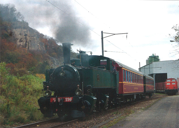 [Dampfzug mit Eb 2 x 2/2 vor der KEBAG]