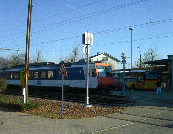 [NPZ-Pendel im Bahnhof Oensingen mit neuer Bahnübergangsignalisierung]