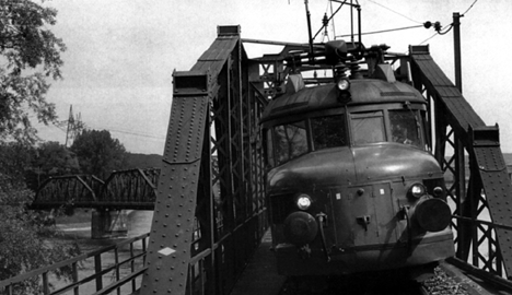 [Am 17. Juni 1995 (Foto: Aarebrücke bei Koblenz) wurde die OeBB mit dem Roten Pfeil an den Bahnfrühling nach Stein-Säckingen eingeladen. Die Organisatoren hatten zwischen Stein und Koblenz Publikumsfahrten durchgeführt,die gut frequentiert waren.]