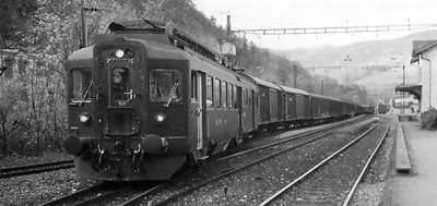 [Leider ein seltenes Bild: Güterzug mit 20 Wagen in der Klus abfahrtbereit.]