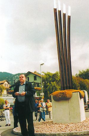 [Ueli Diener bei der Würdigung der Skulptur von Norbert Eggenschwiler]