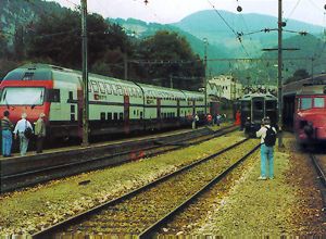 [Doppelstockkomposition der SBB, RFe 4/4 und RBe 2/4 ÇRoter PfeilÈ warten auf den Einsatz]